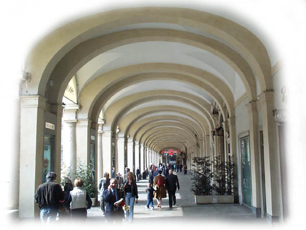 Links Straße, rechts Läden, kilometerlang. Turin