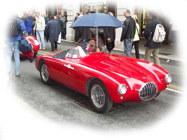 Teilnehmer der Mille Miglia bei der Abnahme in Brescia